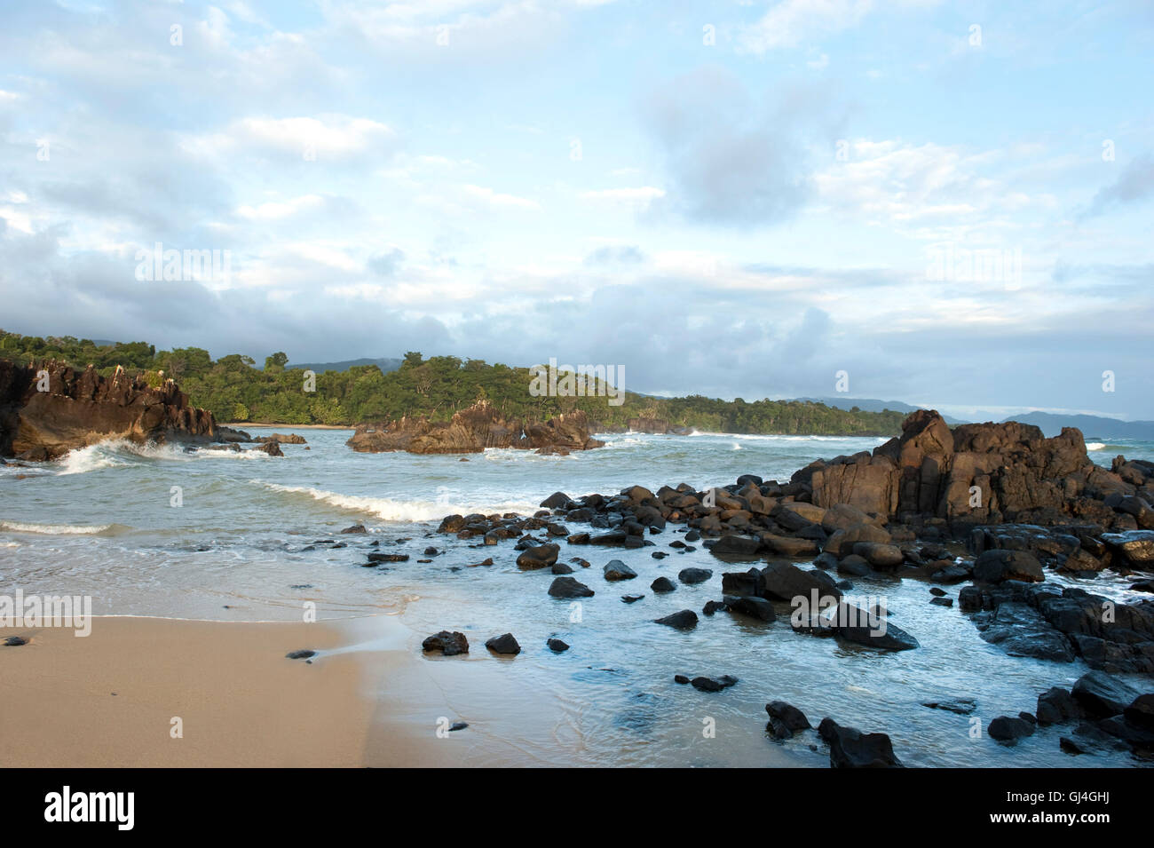 Spiaggia con rocce Masoala Madagascar Foto Stock
