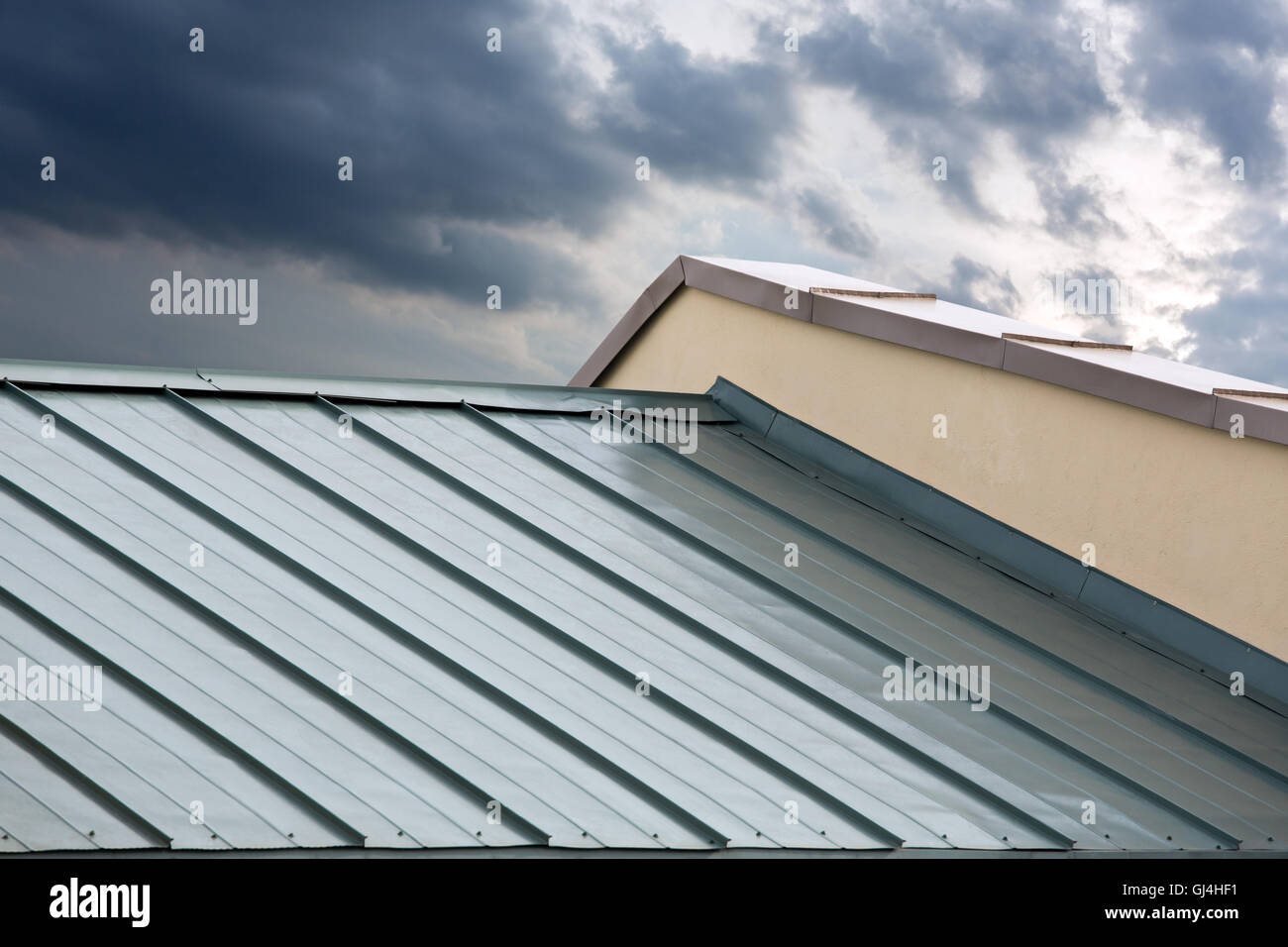 Nuovo ondulato grigio metallico del tetto della nuova casa Foto Stock