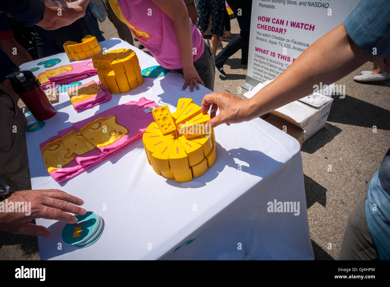 Il Cheddar, streaming video servizio che fornisce orientati al business news, detiene un evento promozionale in Flatiron Plaza di New York venerdì, 5 agosto 2016. Il sito web service lo streaming in diretta da uno studio a prua del Flatiron Building così come il New York Stock Exchange e NASDAQ. Il Cheddar è un servizio di sottoscrizione premium e utilizza la piattaforma di Vimeo. Il Cheddar fatture se stessa come "CNBC per millennial'. (© Richard B. Levine) Foto Stock