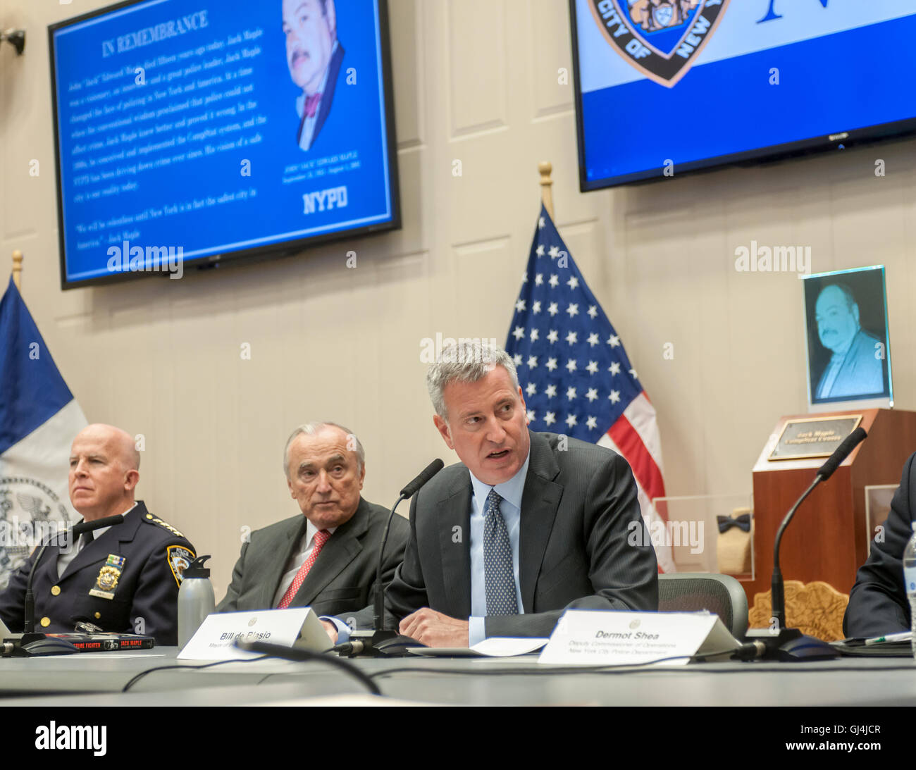 Il sindaco di New York Bill de Blasio, destra e NYPD Commissario William Bratton, centro e capo del Dipartimento Jimmy O'Neill report per la stampa nel martinetto Aceri Compstat camera presso uno di polizia Plaza di New York giovedì 4 agosto, 2016. I funzionari di polizia ha risposto domande correlate dalla stampa come pure informazioni media sulla costante diminuzione della criminalità violenta in città. O'Neill è quello di assumere come commissario nel mese di settembre quando Bratton foglie. (© Richard B. Levine) Foto Stock