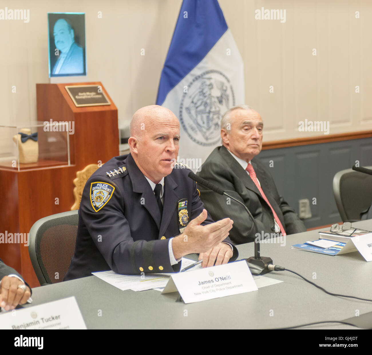 Signor Commissario NYPD William Bratton, destro e il capo del Dipartimento Jimmy O'Neill report per la stampa nel martinetto Aceri Compstat camera presso uno di polizia Plaza di New York giovedì 4 agosto, 2016. I funzionari di polizia ha risposto domande correlate dalla stampa come pure informazioni media sulla costante diminuzione della criminalità violenta in città. O'Neill è quello di assumere come commissario nel mese di settembre quando Bratton foglie. (© Richard B. Levine) Foto Stock