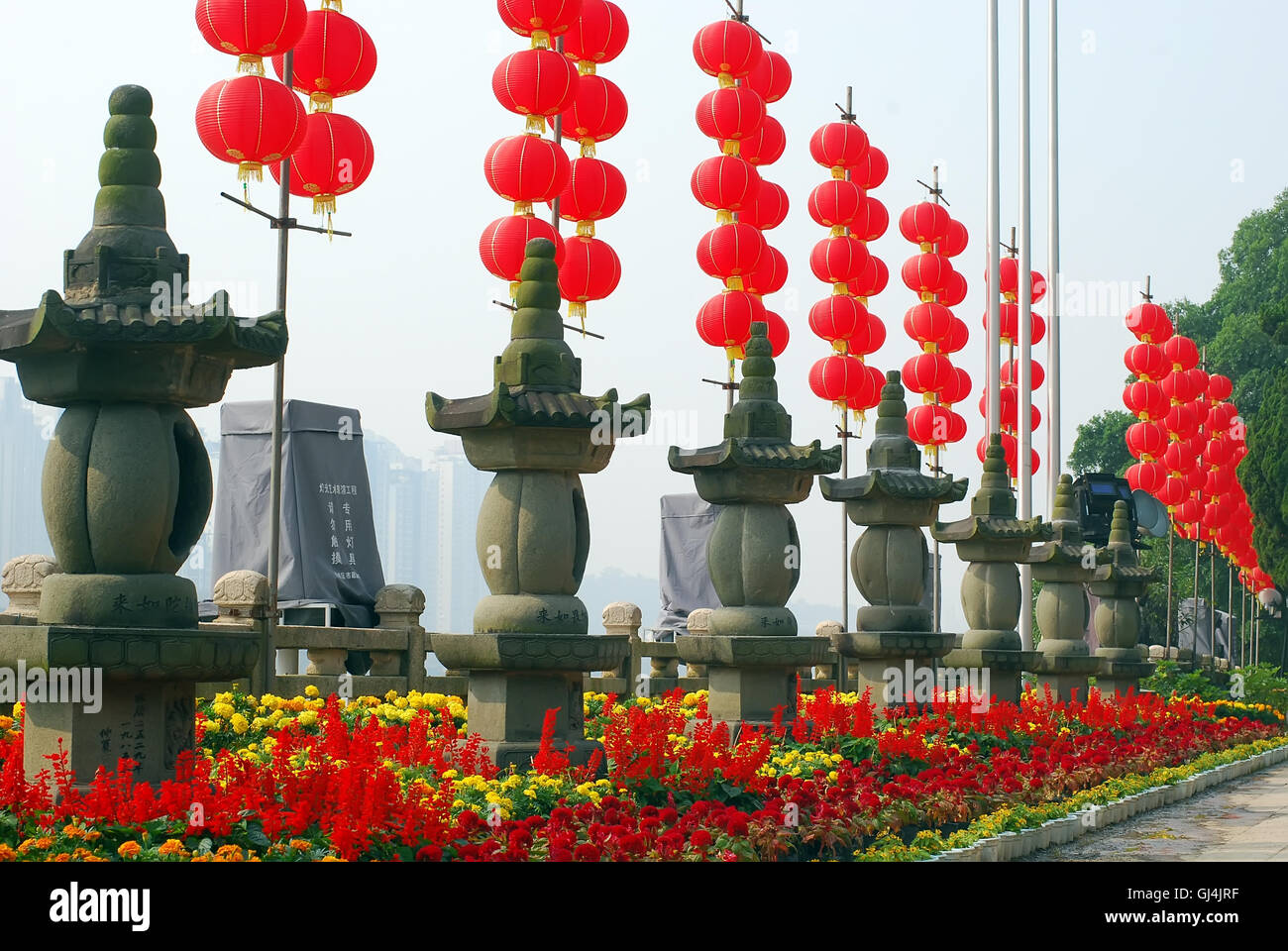 La torre antica e lanterna rossa Foto Stock