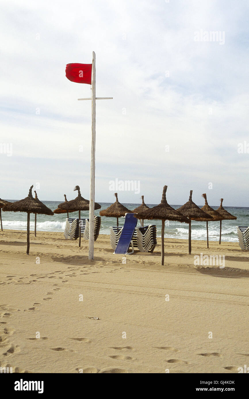 Bandiera rossa sulla spiaggia - Maiorca, SPAGNA Foto Stock