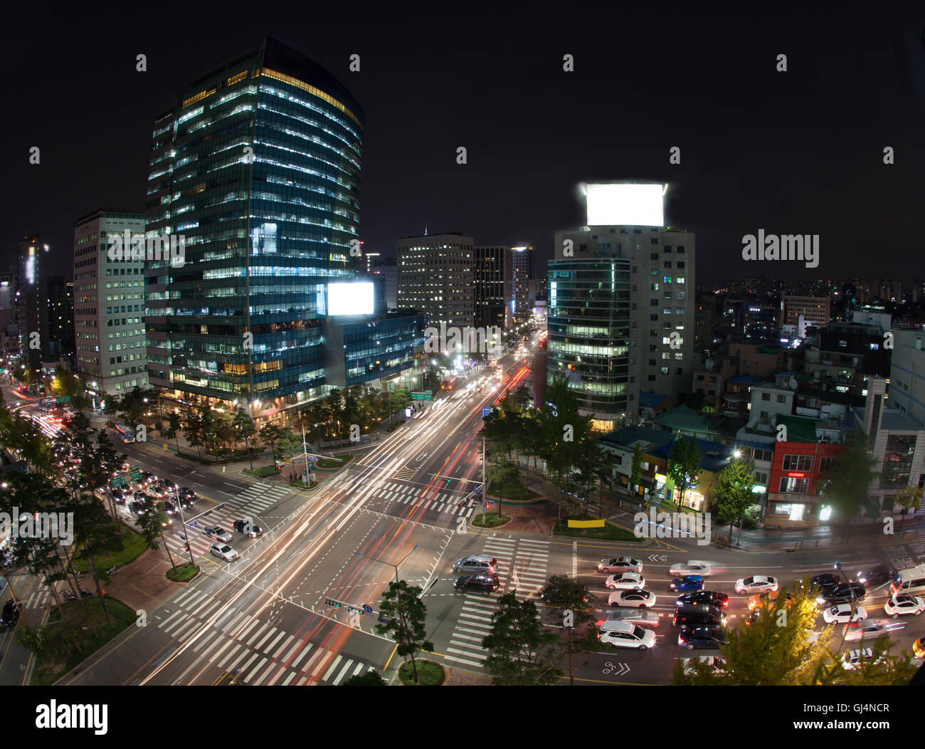 Il traffico sulla notte occupato strade di Seoul, Corea del Sud Foto Stock