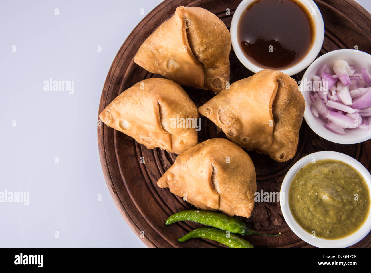 Veg Samosa di patate con le salse fatte in casa indiano fritto Samosa con la menta chutney salsa, famoso tè indiano snack di tempo Foto Stock