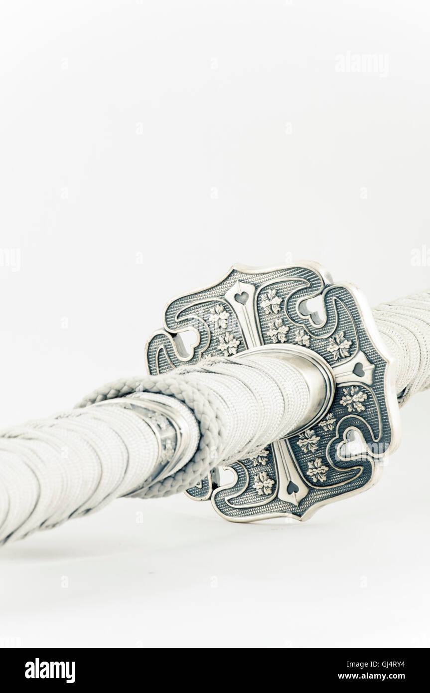 Spada Samurai su sfondo bianco Foto Stock