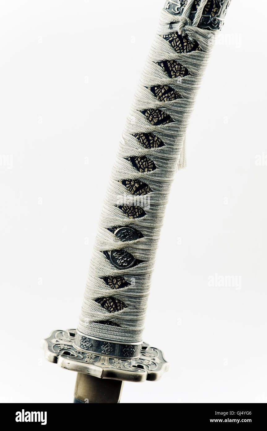 Spada Samurai su sfondo bianco Foto Stock