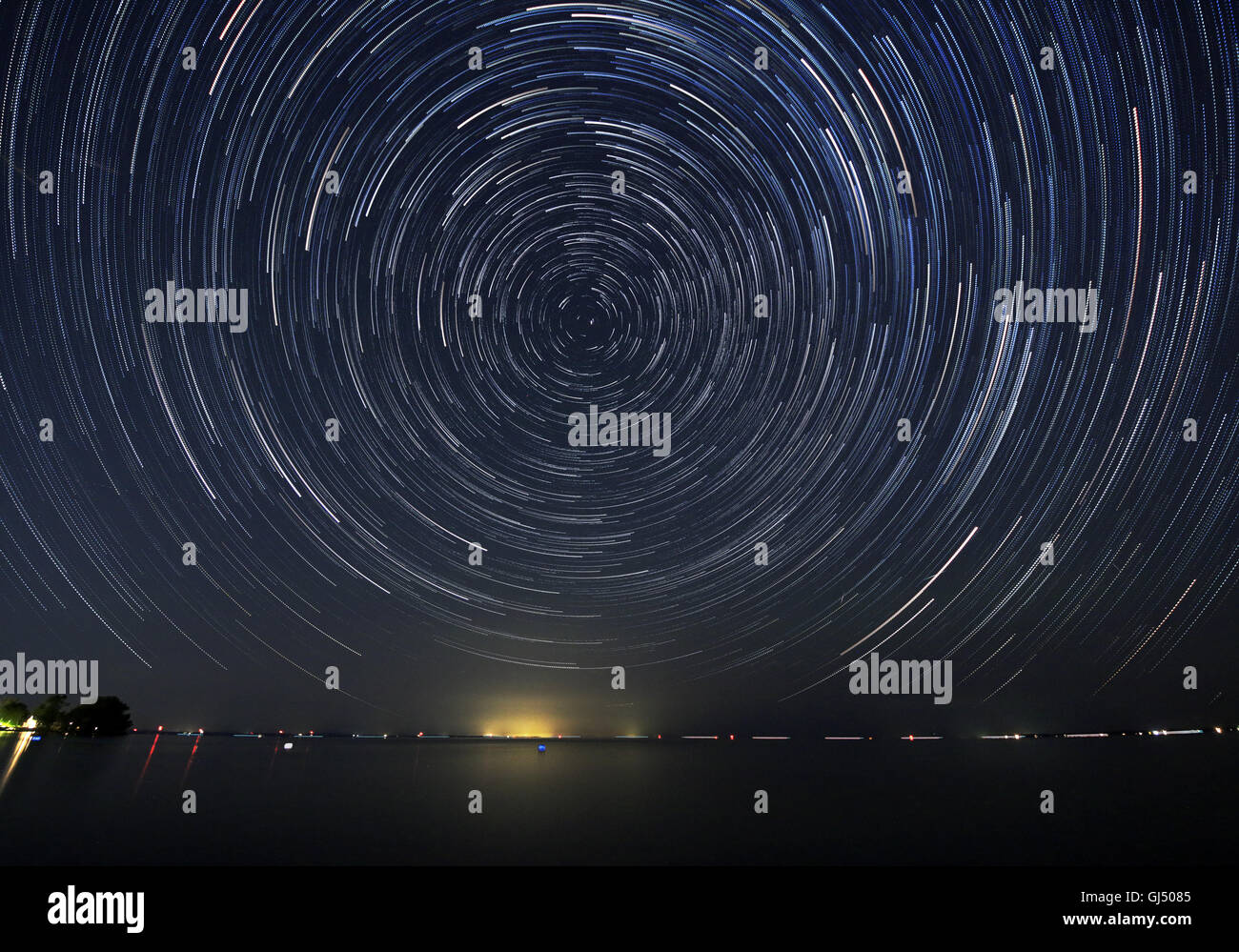 Spettacolari sentieri a stella che si muove intorno alla Stella del Nord Polaris con pochi Perseid meteor fireballs sulla parte inferiore destra del mese di agosto Foto Stock