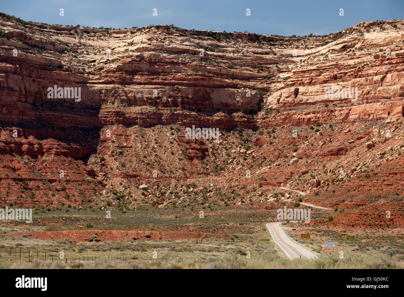 L'estremità inferiore della Moki Dugway. Questo è dove Utah SR 261 inizia la sua salita fino alla scogliera facce di Cedar Mesa. Foto Stock