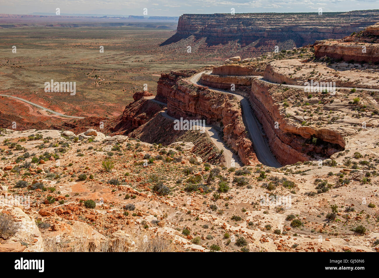 La Moki Dugway avvolge il modo fino alla scogliera facce di Cedar Mesa vicino a Mexican Hat, Utah. Foto Stock