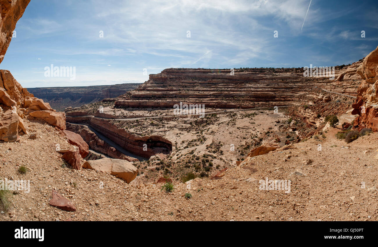 La Moki Dugway avvolge il modo fino alla scogliera facce di Cedar Mesa vicino a Mexican Hat, Utah. Foto Stock