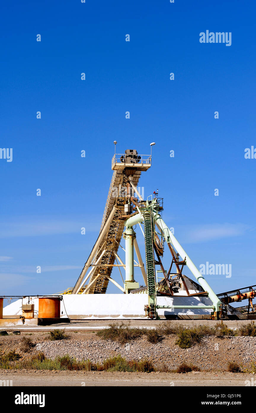 Funzionamento del sito sale marino di Aigues-Mortes salina con grandi macchine e camion che lavorano per la memorizzazione di sale Foto Stock