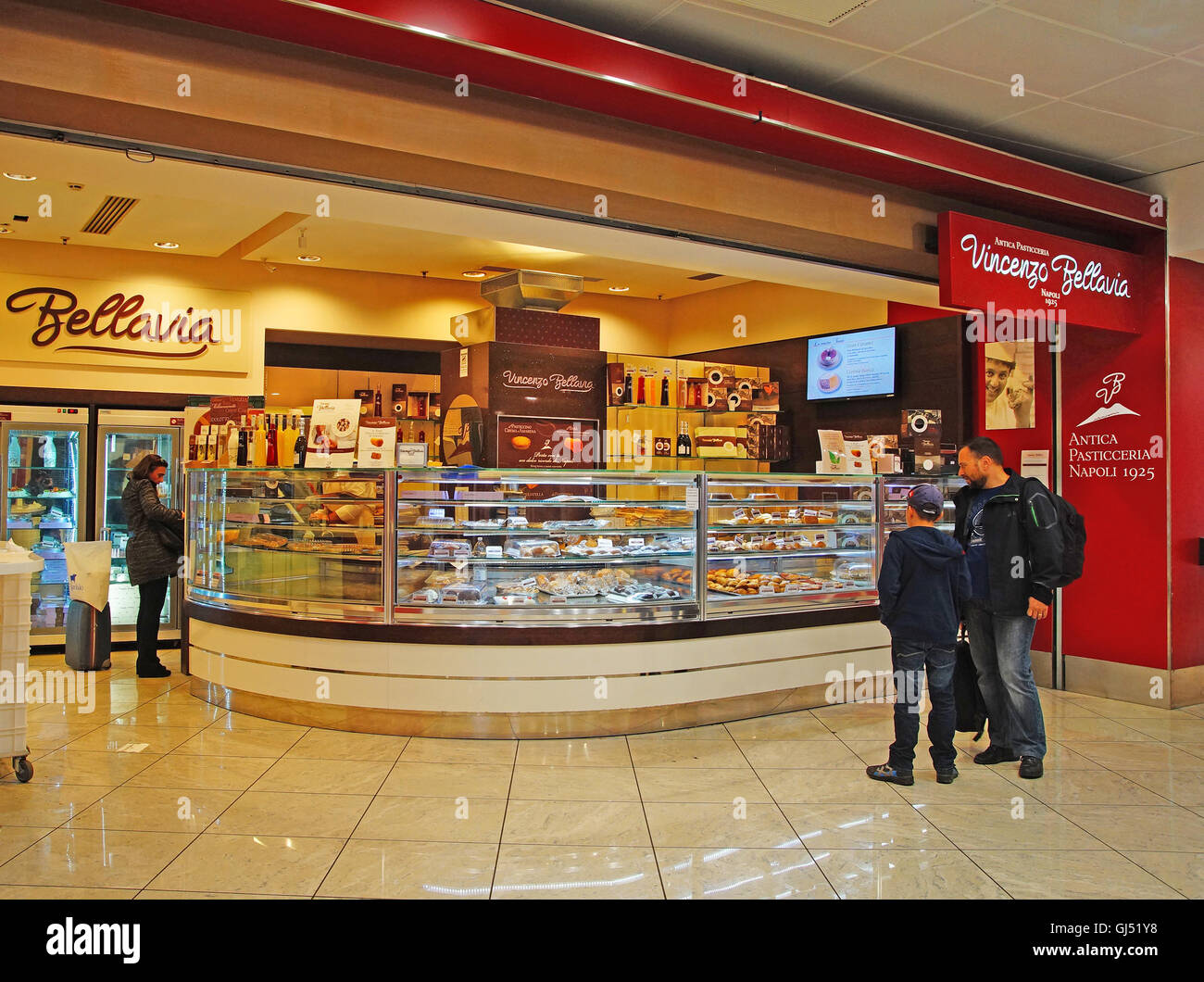 Napoli, Italia - 14 novembre 2015. Bellavia store pasticceria napoletana di  Capodichino Aeroporto di Napoli Italia Foto stock - Alamy