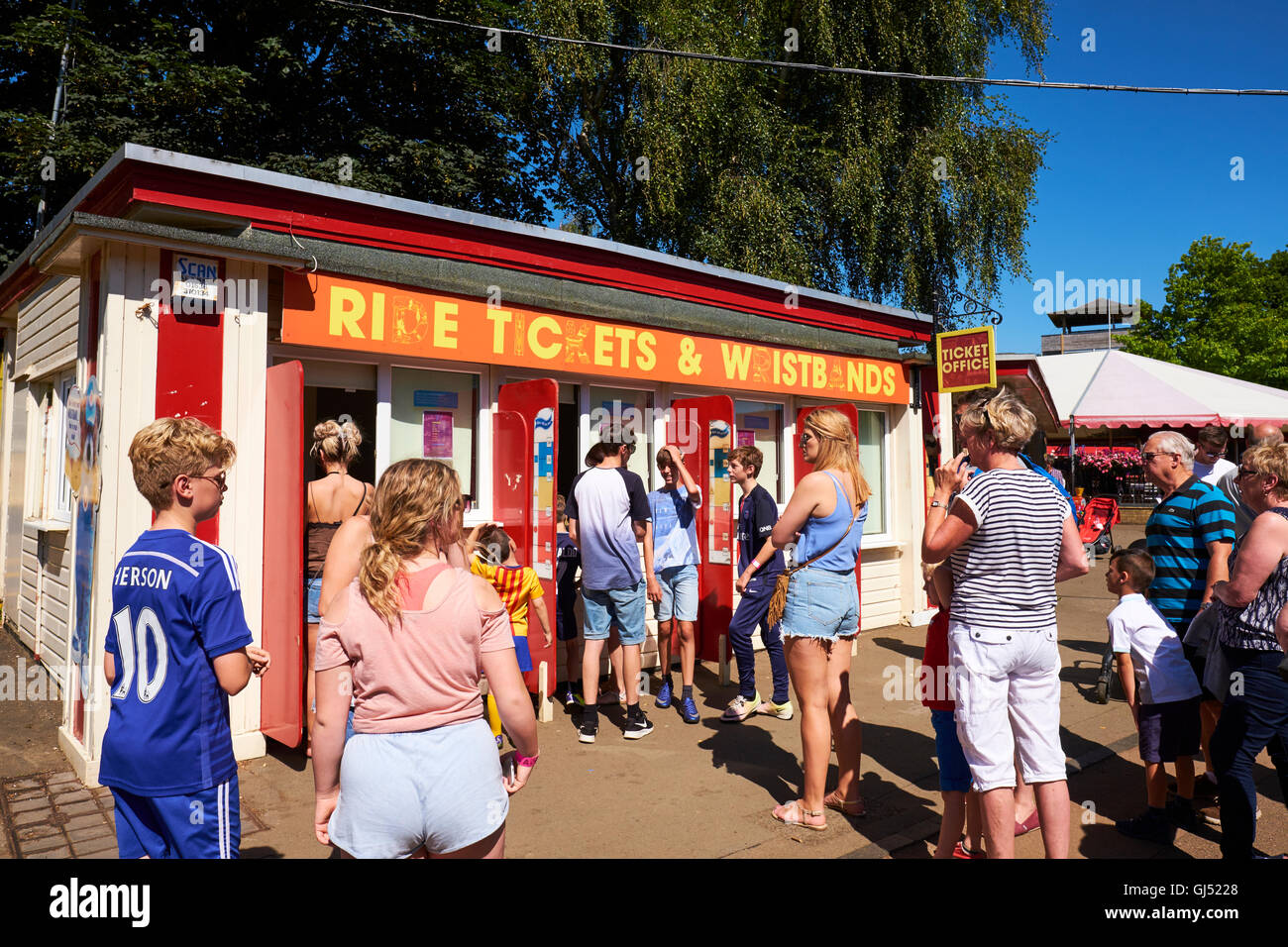 In fila per i biglietti in uno stand Wicksteed Park il secondo più antico Parco a Tema il Regno Unito Kettering Northamptonshire Foto Stock