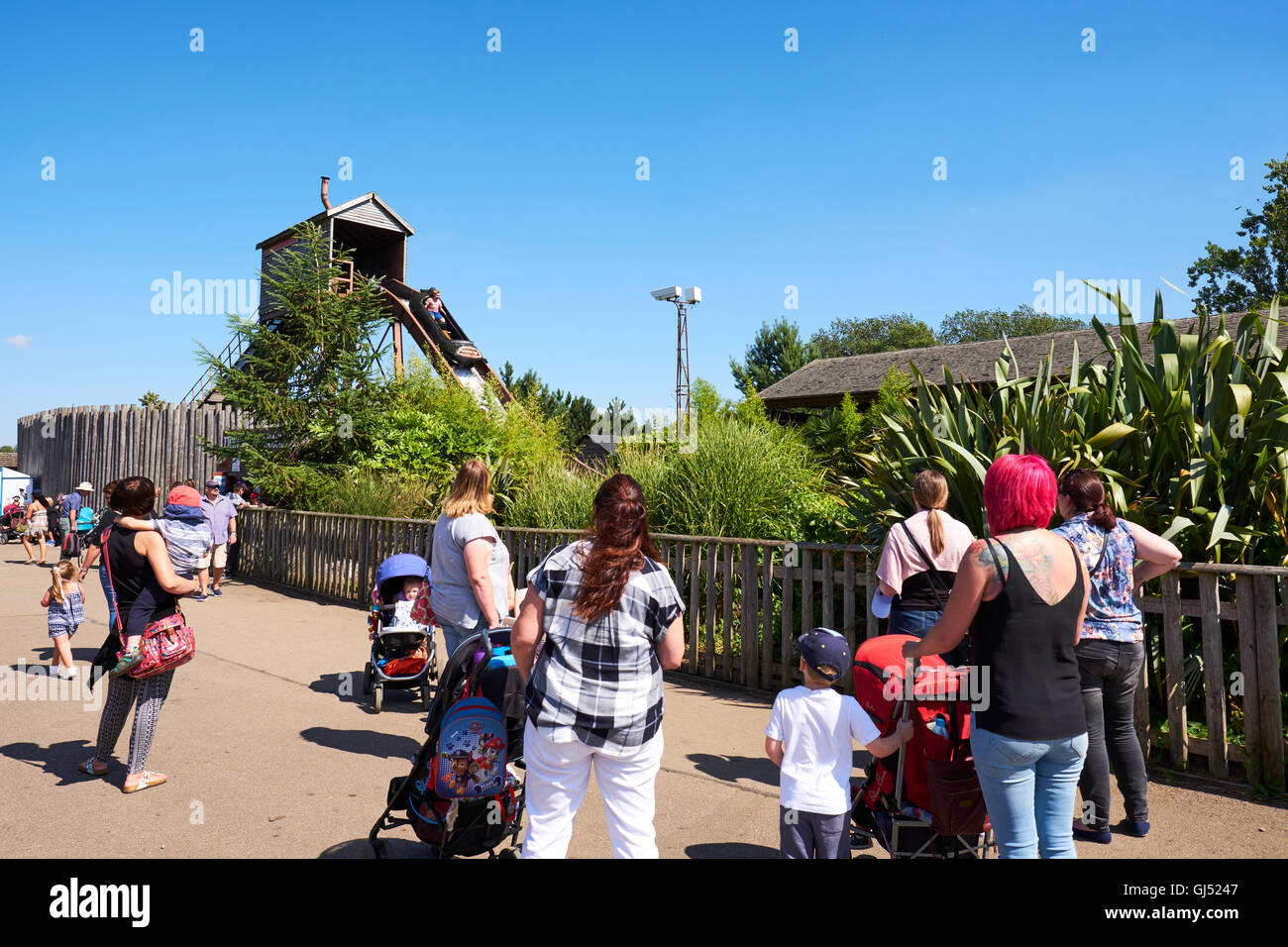 Persone che guardano la Rocky River Falls Log Flume Ride a Wicksteed Park il secondo più antico Parco a Tema il Regno Unito Kettering Foto Stock