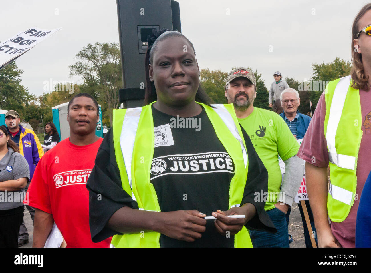 Elwood, Illinois - 1 Ottobre, 2012: colpisce i lavoratori e i tifosi di Walmart distribution center rally per migliori salari e condizioni di lavoro. Foto Stock