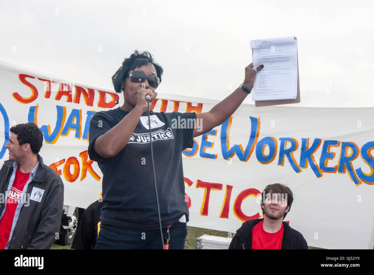 Elwood, Illinois - 1 Ottobre, 2012: colpisce i lavoratori e i tifosi di Walmart distribution center rally per migliori salari e condizioni di lavoro. Foto Stock