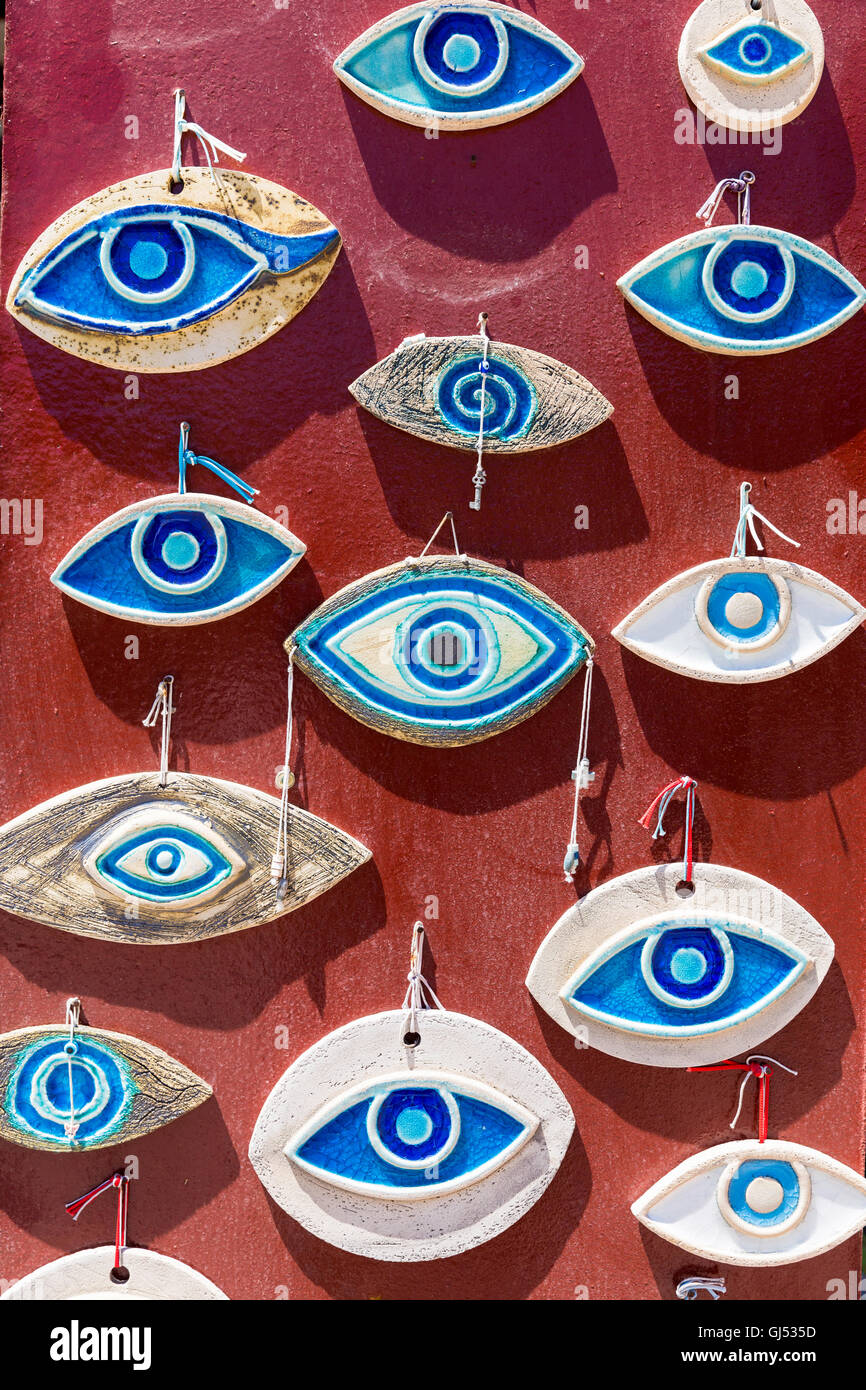 Artigianale di cattivo occhio perline di ceramica appeso alla parete per la vendita Foto Stock