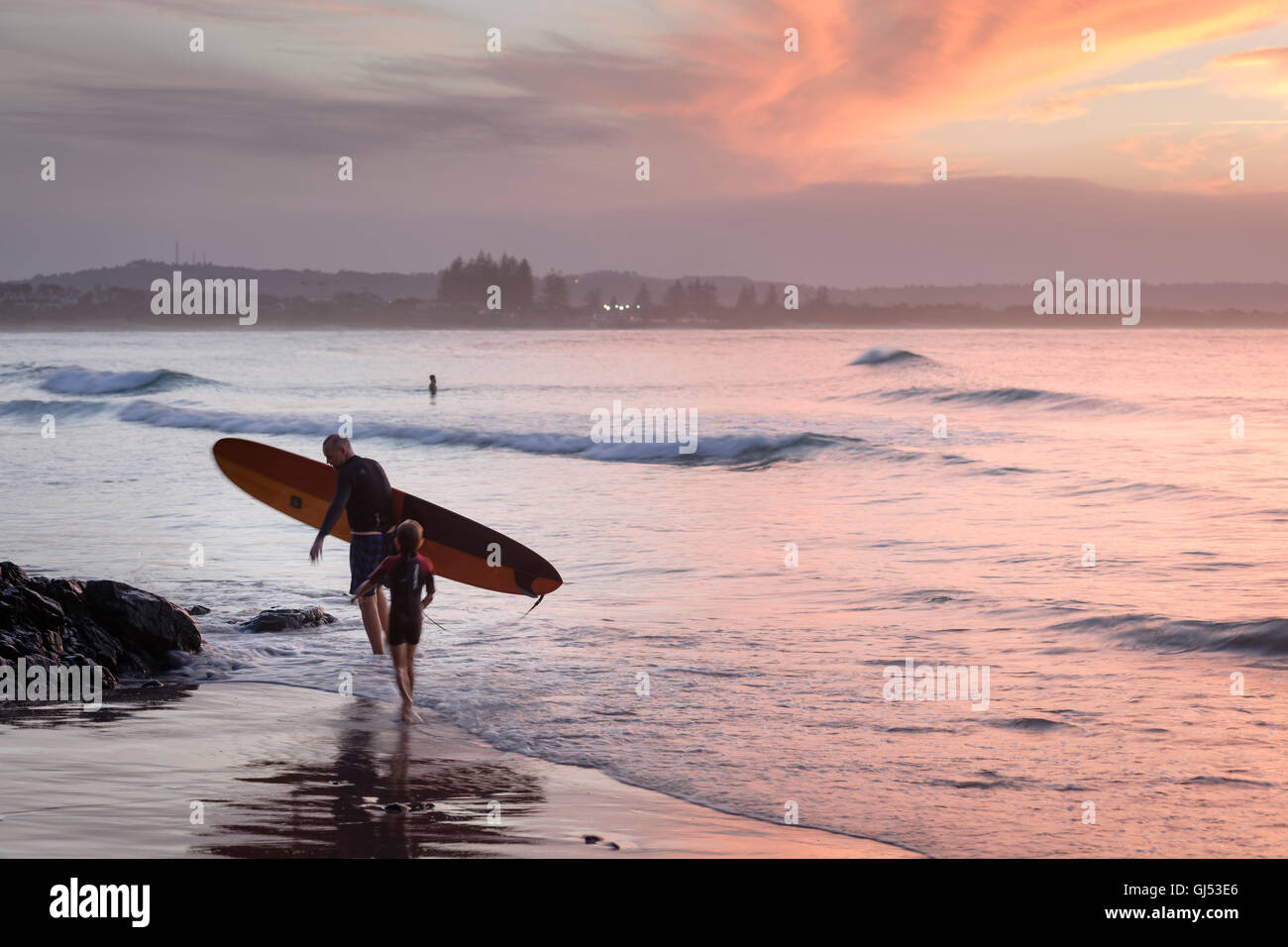 Surfisti a Byron Beach nella Baia di Byron. Foto Stock