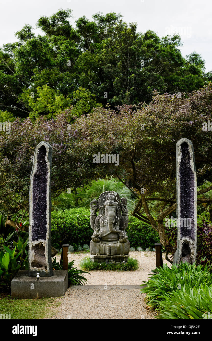 Il Gateway di ametista e Ganesh statua al castello di cristallo e Shambhala giardini, vicino alla Baia di Byron. Foto Stock