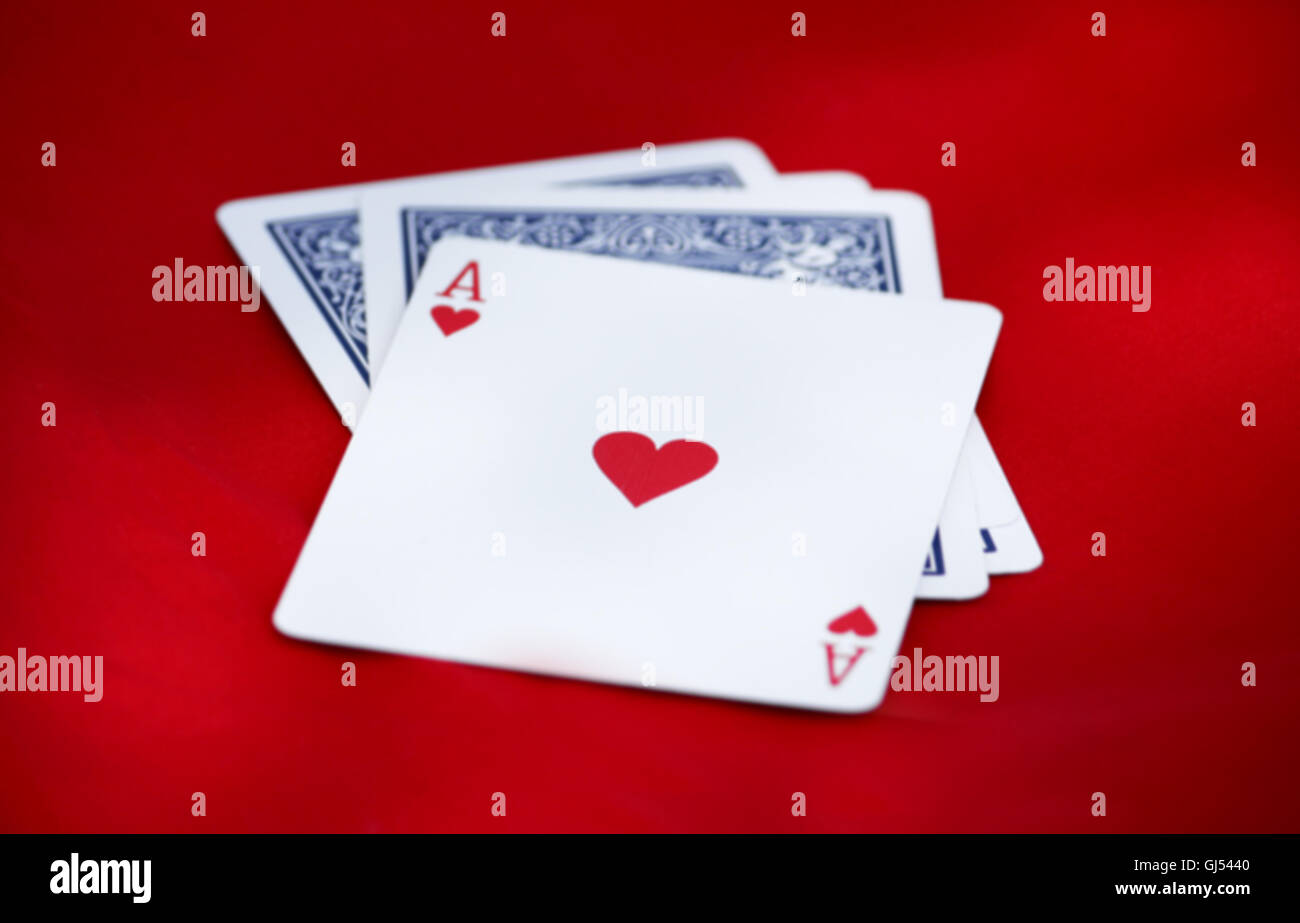 Asso di cuori, carte close up su sfondo rosso Foto Stock