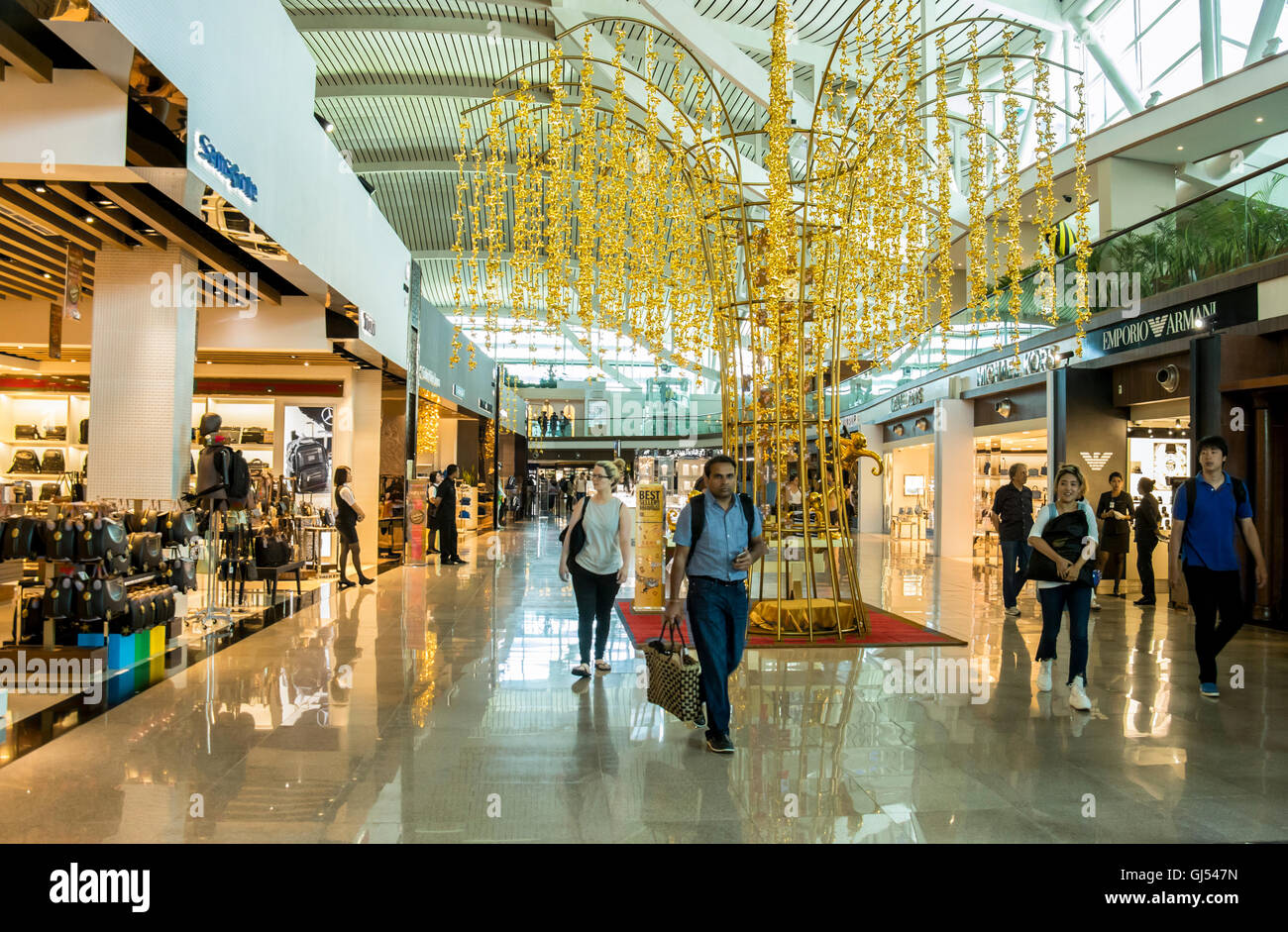 All'interno l'aeroporto internazionale di Bali con persone utilizzando varie caffetterie ristoranti,negozi sull isola di Bali Indonesia. Foto Stock