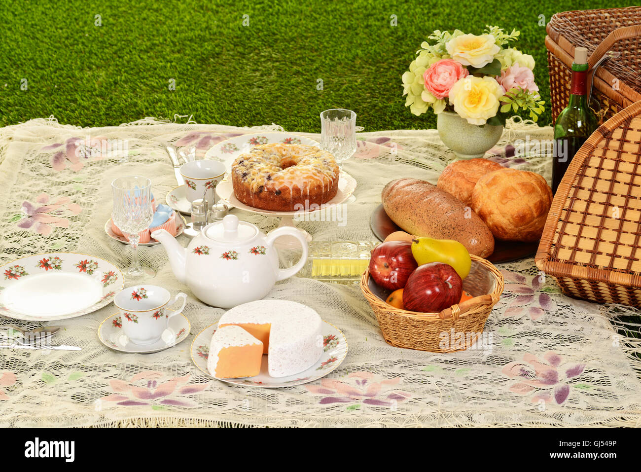 Vintage picnic sulla coperta di pizzo Foto Stock