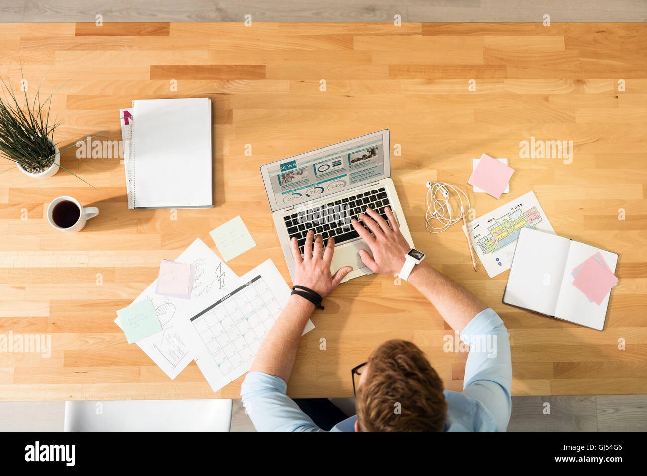 Piacevole occupato ma seduti a tavola Foto Stock