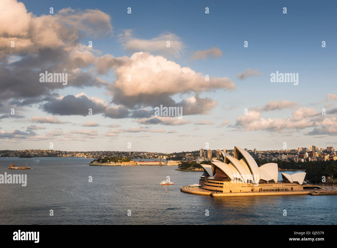 Sydney Opera House nel porto di Sydney. Foto Stock