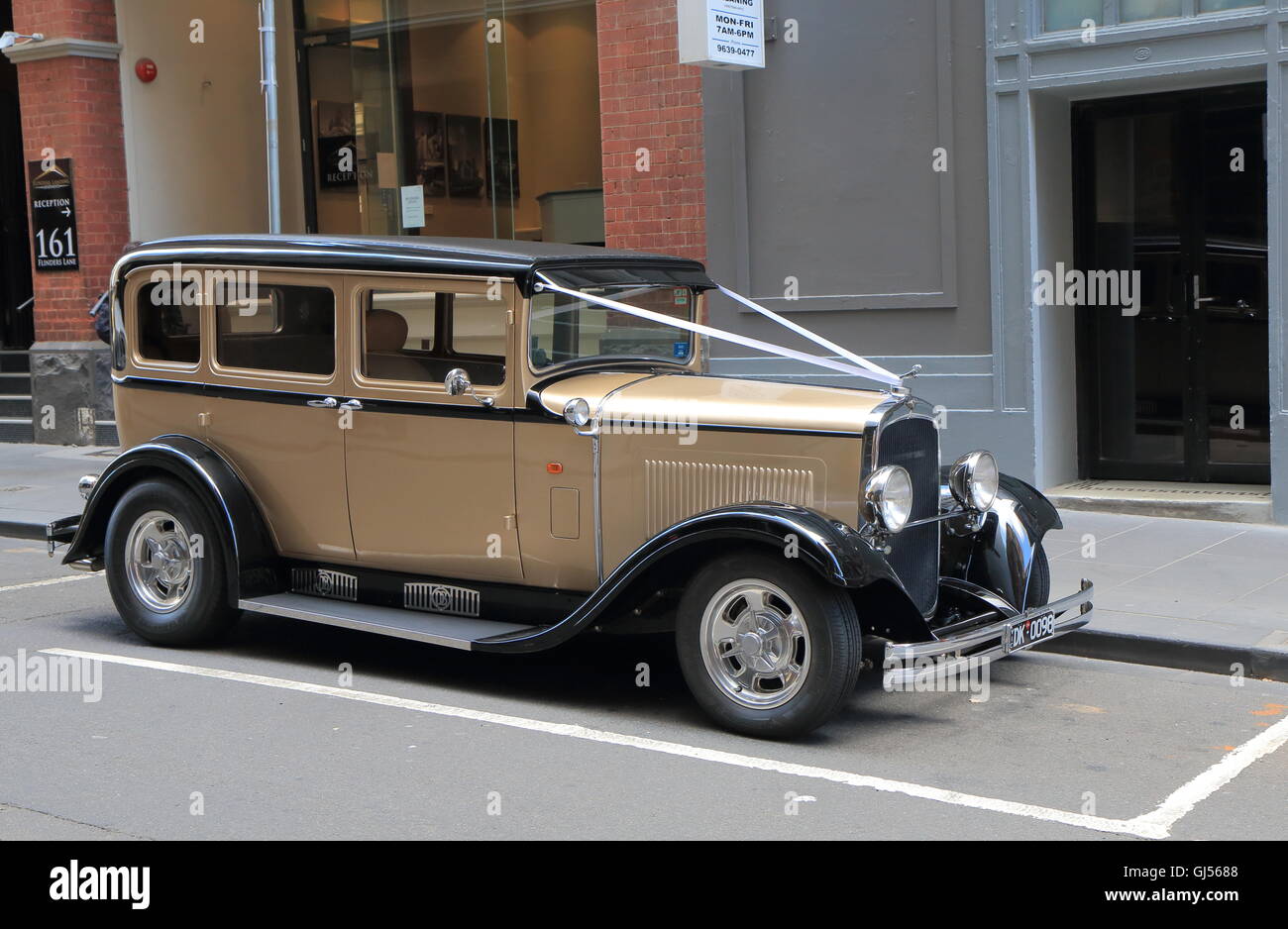 Classic car attendere per matrimonio sposa nel centro cittadino di Melbourne in Australia. Foto Stock