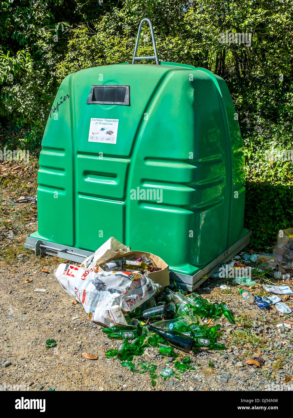 Bottiglie di birra rotte oggetto di dumping contro Consiglio gerani di riciclaggio per i prodotti di carta - Francia. Foto Stock