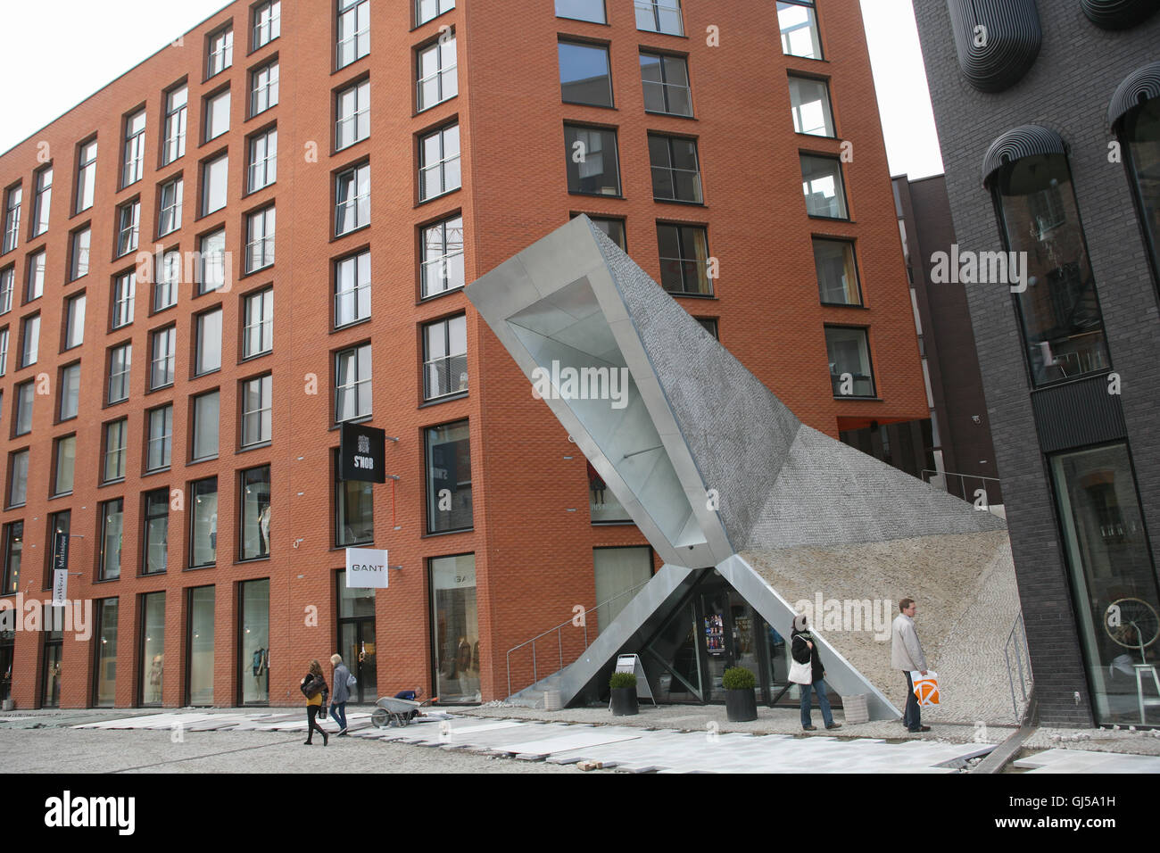 Il centro di Rotermann/ Kaubamaja complesso per lo shopping è uno dei più recenti esperienze di shopping a Tallinn. Trendy zona alla moda situato nel quartiere Rotermann proprio nel cuore di Tallin, nella zona tra la Città Vecchia e il porto/porto. Il complesso vanta boutique alla moda e attrae Tallinn set affluent nonché gli acquirenti di sbarco dai paesi scandinavi al vicino porto. Tallinn è la capitale e la città più grande in Estonia, Tallinn si trova sulla costa settentrionale dell'Estonia, entro gli Stati Baltici. Maggio. Foto Stock