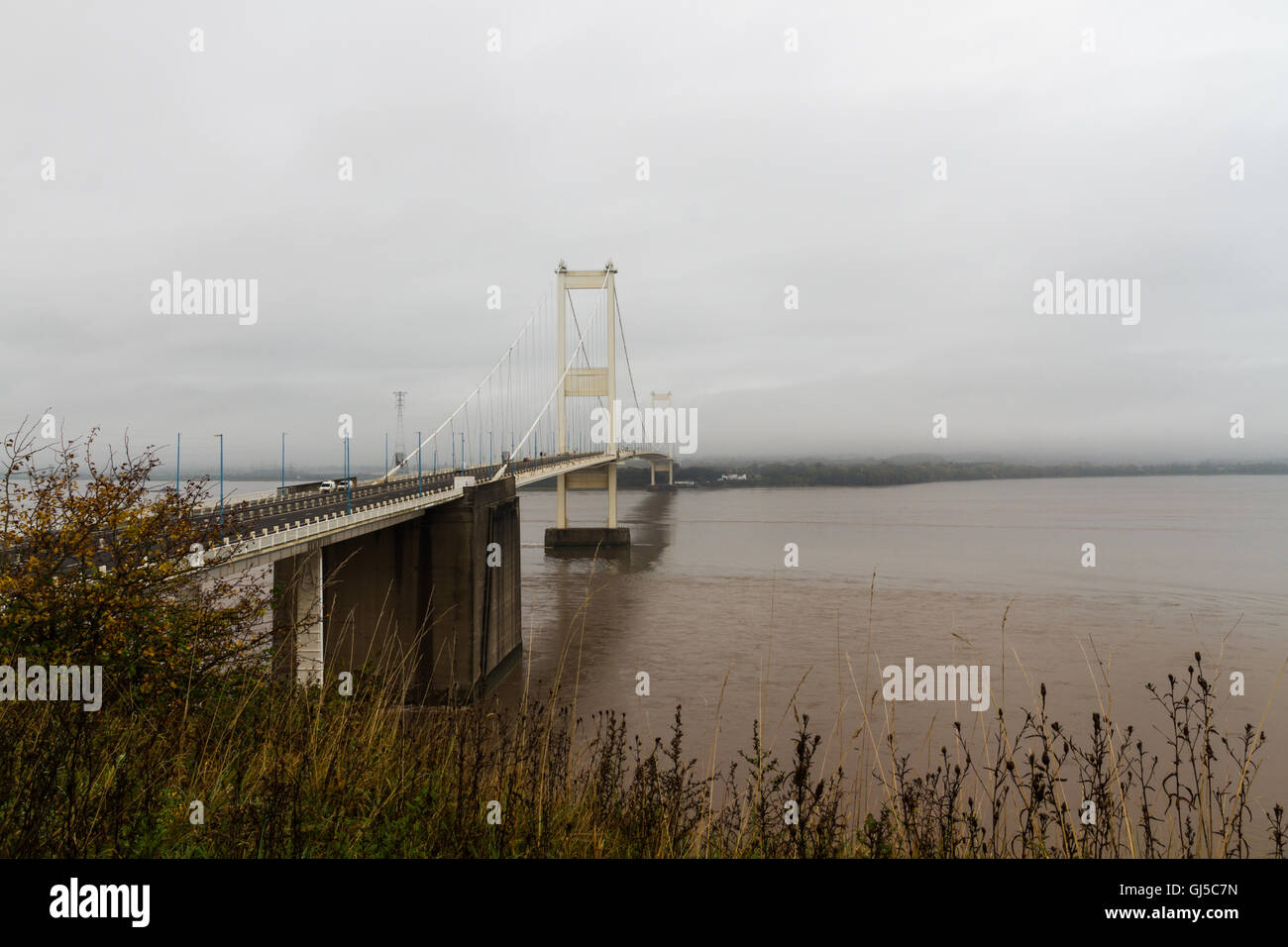 Severn Bridge (welsh Pont Hafren) attraversa dall'Inghilterra al Galles attraverso i fiumi Severn e di Wye. Foschia mattutina vista da en Foto Stock