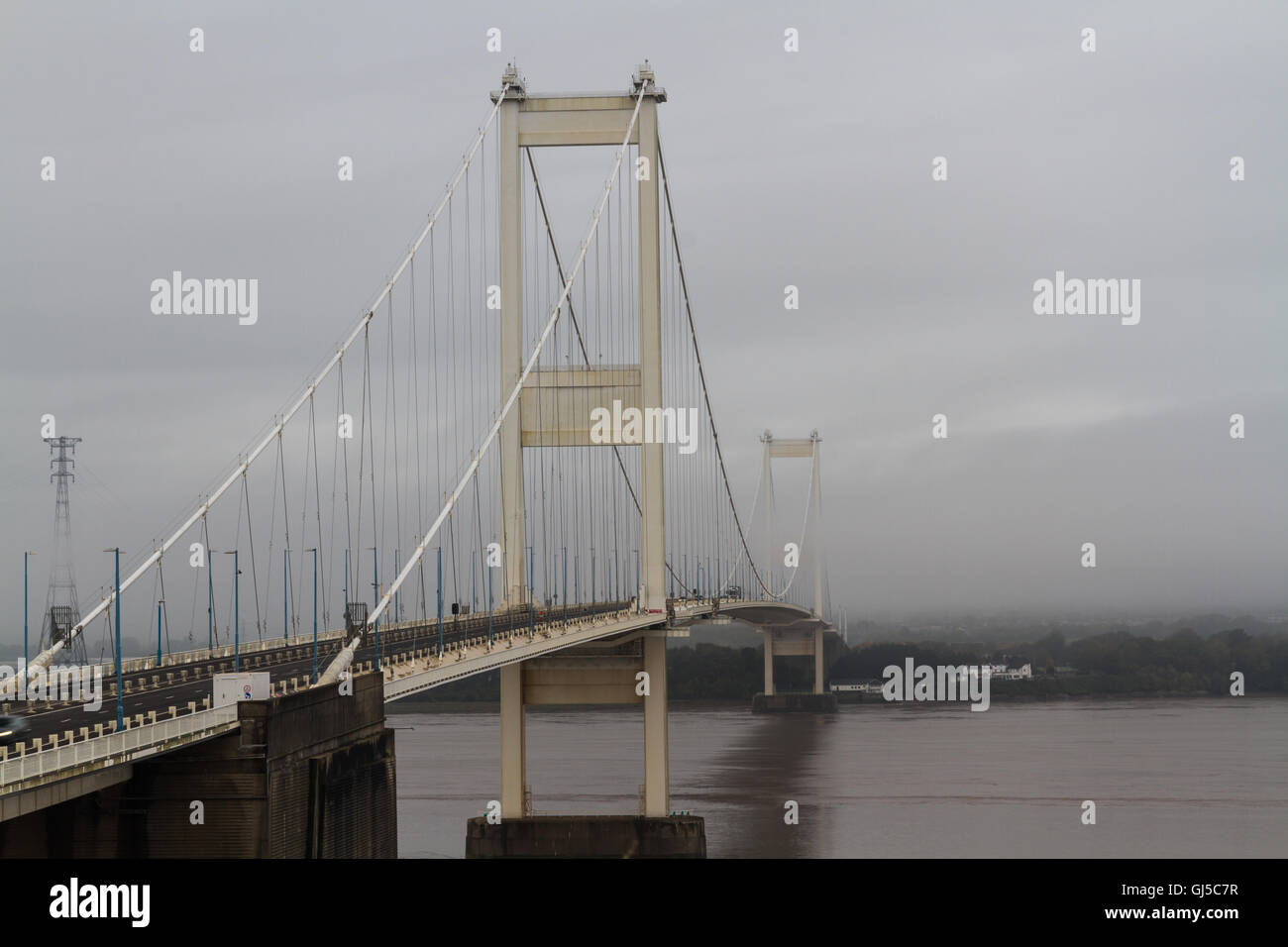 Severn Bridge (welsh Pont Hafren) attraversa dall'Inghilterra al Galles attraverso i fiumi Severn e di Wye. Foschia mattutina vista da en Foto Stock