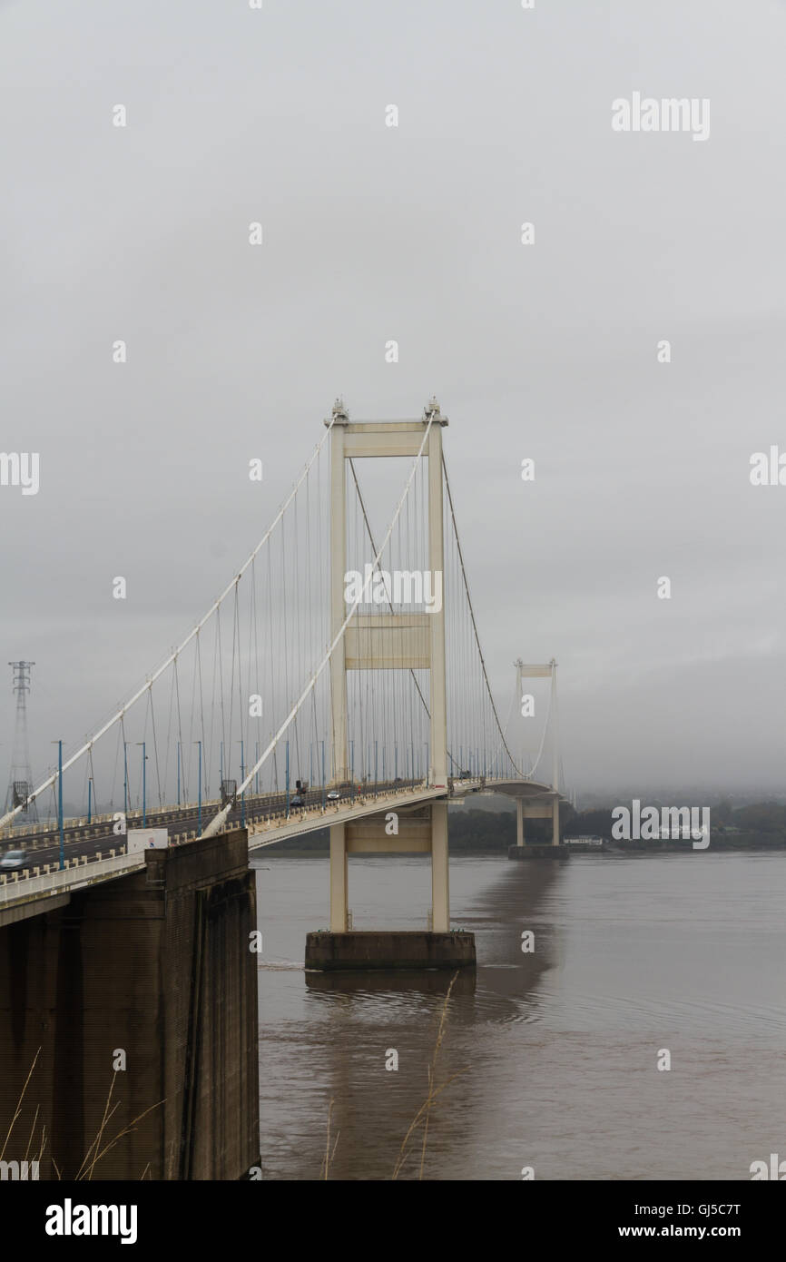 Severn Bridge (welsh Pont Hafren) attraversa dall'Inghilterra al Galles attraverso i fiumi Severn e di Wye. Foschia mattutina vista da en Foto Stock