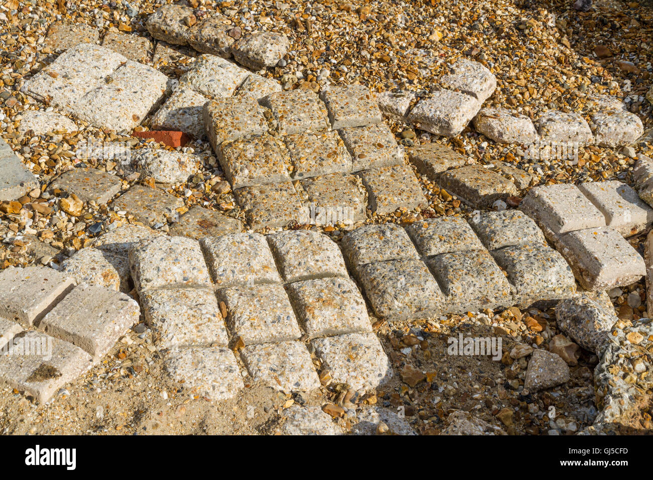 Come barrette di cioccolato, Spiaggia di tappetini di indurimento usati nella seconda guerra mondiale utilizzato per consentire ai serbatoi di spostarsi sulla spiaggia di ciottoli. Lepe Country Park, Exbury così Foto Stock