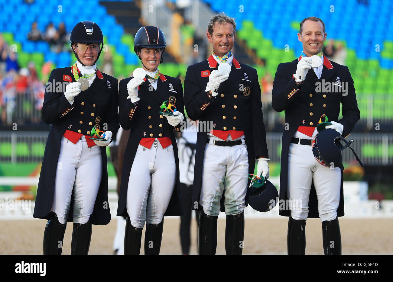 (L-R) Gran Bretagna Fiona Bigwood, Charlotte Dujardin, Carl Hester e Spencer Wilton sul podio con le loro medaglie d argento seguendo la Squadra Dressage Grand Prix all'Olympic centro equestre al settimo giorno del Rio Giochi Olimpici, Brasile. Foto Stock