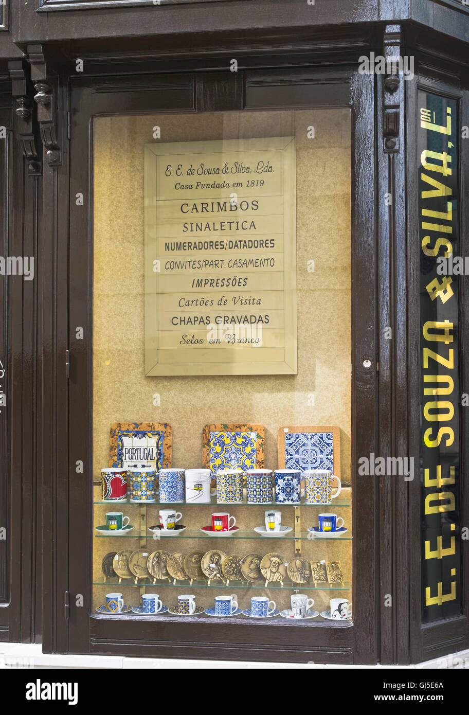 Dh negozi LISBONA PORTOGALLO portoghese souvenir shop tazze da tè nella finestra del display lisboa Foto Stock