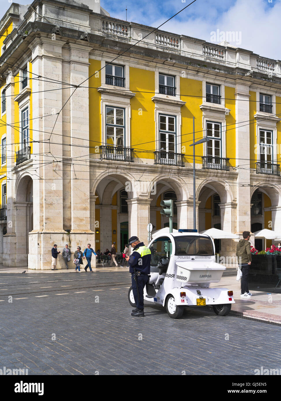 Dh polizia LISBONA PORTOGALLO Lisbona poliziotto municipale elettrico auto di pattuglia Foto Stock