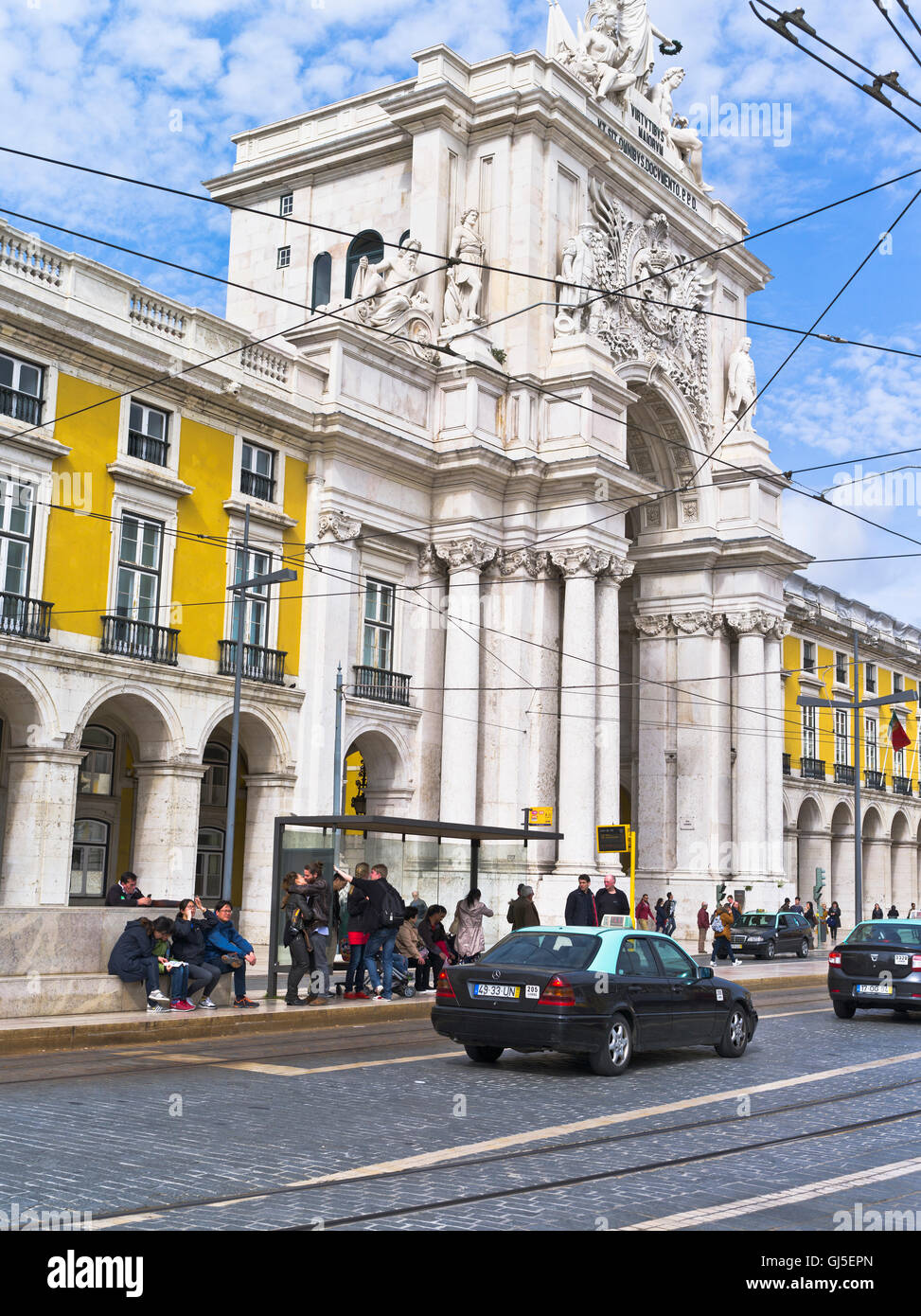 Dh Rua Augusta Arch LISBONA PORTOGALLO Lisbona taxi alla fermata del tram dal centro città marble arch gateway Foto Stock