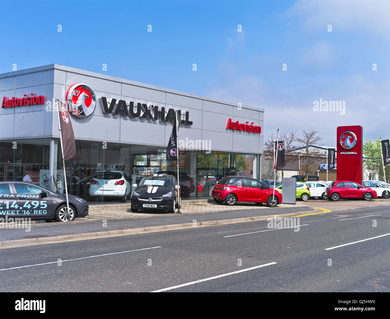 Dh concessionario VAUXHALL UK showroom auto auto esterno in Vauxhall Motors e il piazzale antistante in vendita concessionaria Foto Stock
