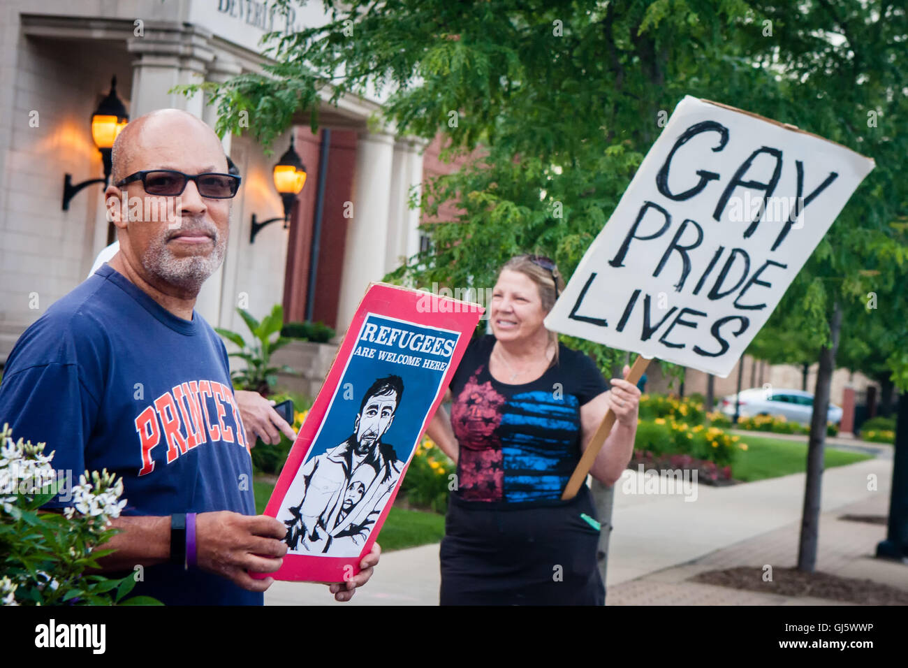 Chicago's Southsiders per la Pace che si è tenuta una veglia di onorare le vittime LGBTQ, in seguito la massa di scatto a Orlando nightclub di impulso. Foto Stock