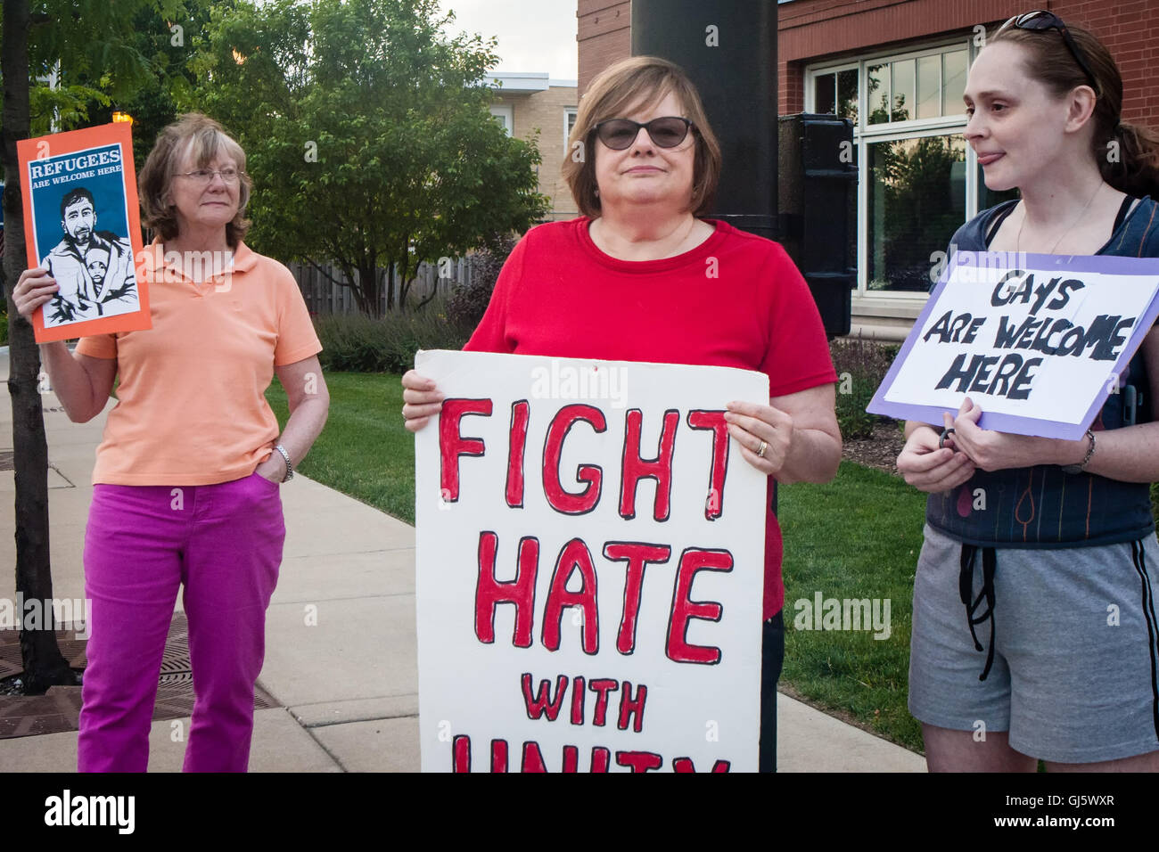 Southsiders per la Pace che si è tenuta una veglia di onorare le vittime LGBTQ in Orlando, a seguito della ripresa di massa al nightclub di impulso. Foto Stock