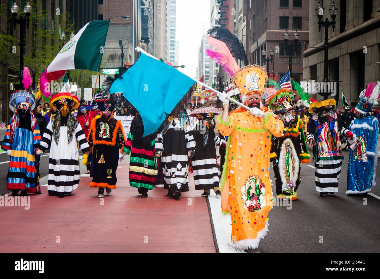 Costume Cinco De Mayo Parade partecipanti al giorno di maggio marzo chiamando per la riforma dell immigrazione e diritti dei lavoratori. Foto Stock