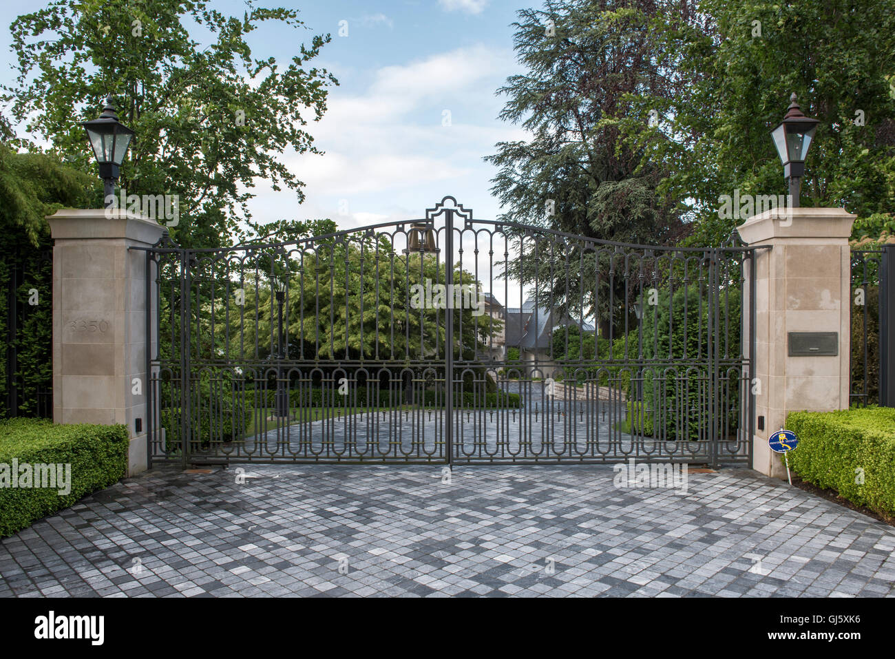 Gated casa di lusso in marmo con passo carraio, West Vancouver British Columbia Foto Stock