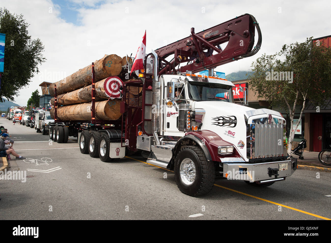 Un carrello di registrazione nell'annuale Squamish logger parata del giorno. Squamish BC, Canada. Carrello con log tagliati su di esso. Foto Stock