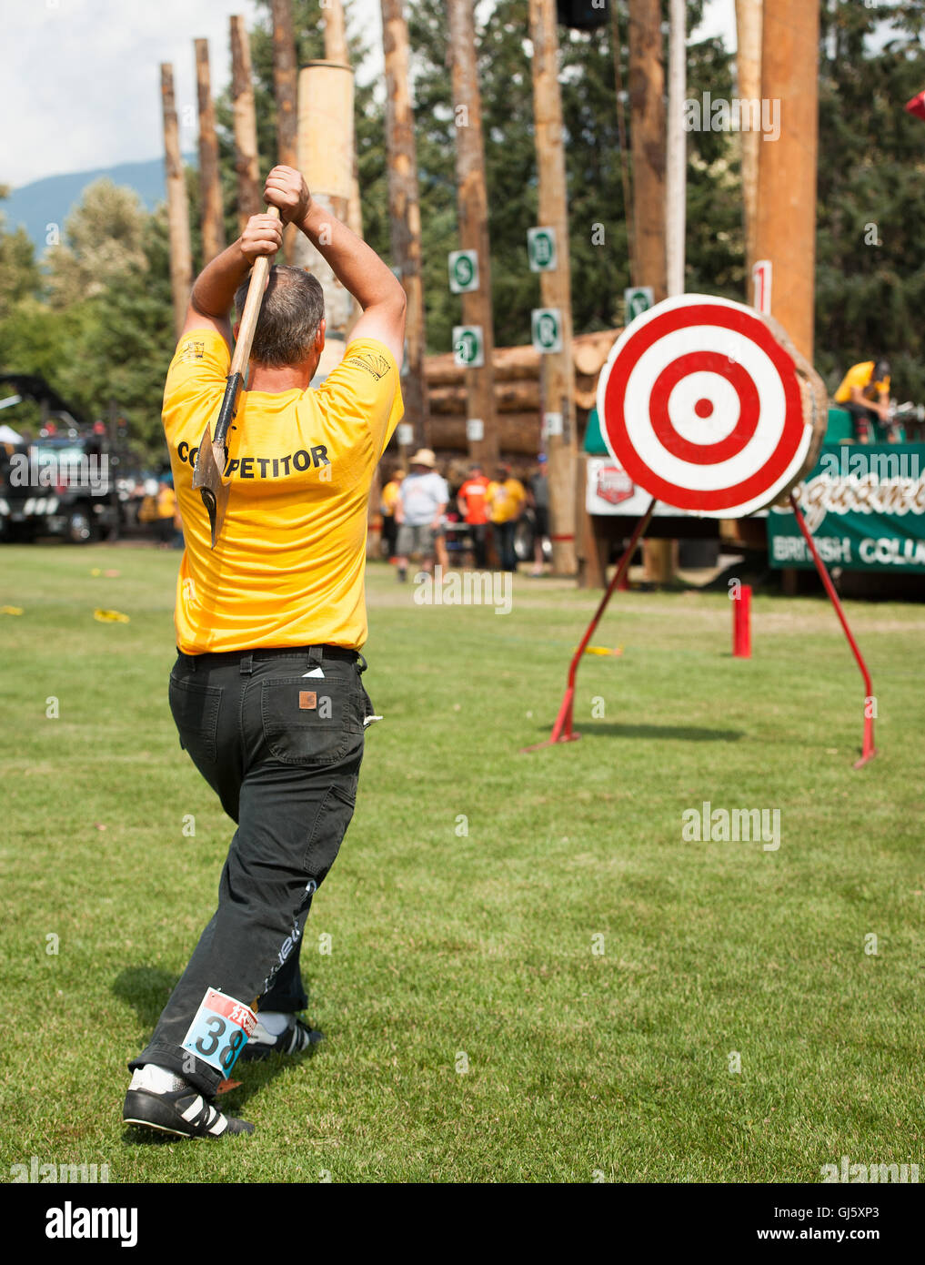 Un concorrente in ax evento di lancio. La Squamish logger logger giorno evento sportivo. Foto Stock