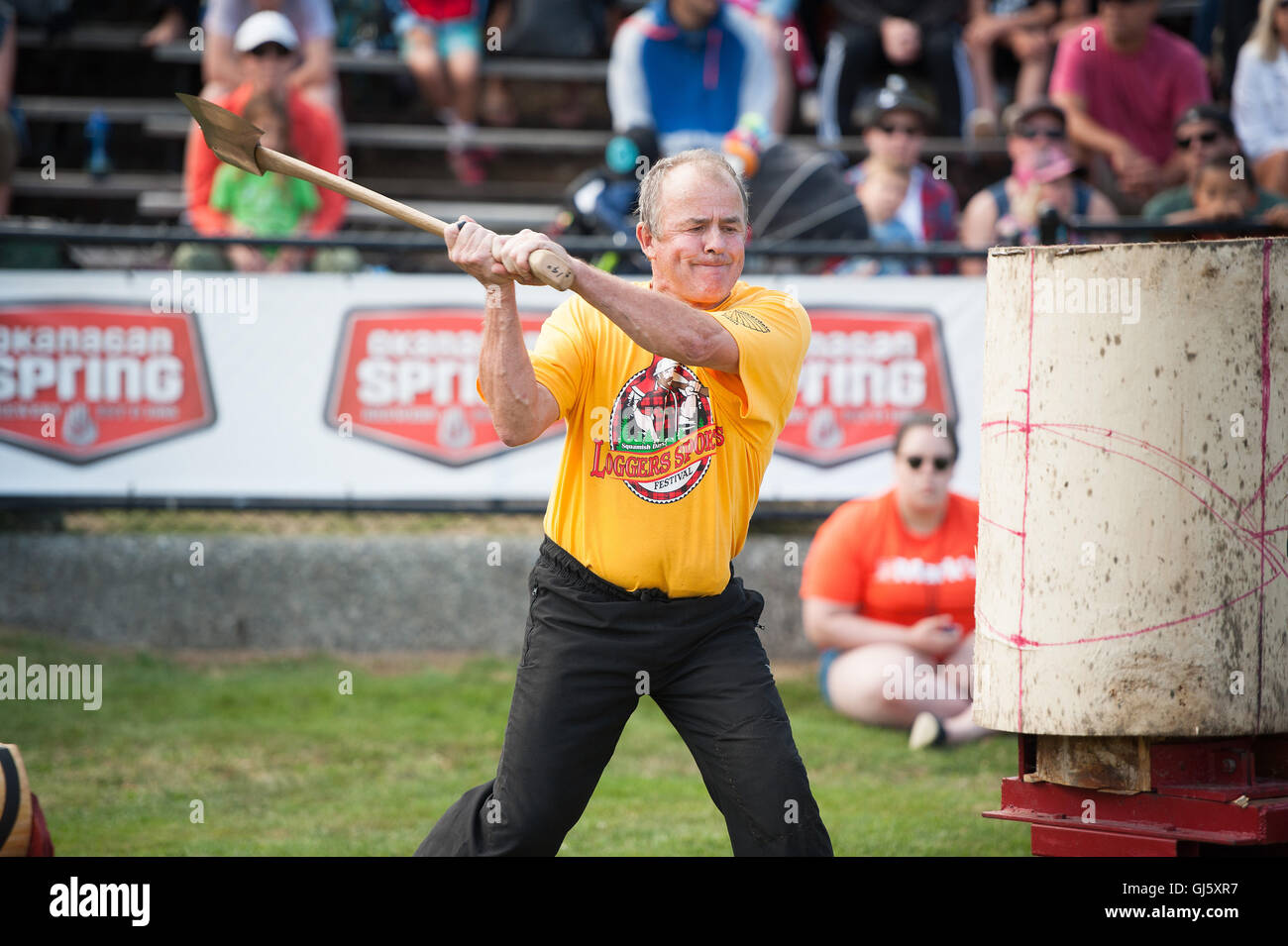 Un concorrente nella macelleria permanente blocco chop evento . La Squamish logger logger giorno evento sportivo. Foto Stock