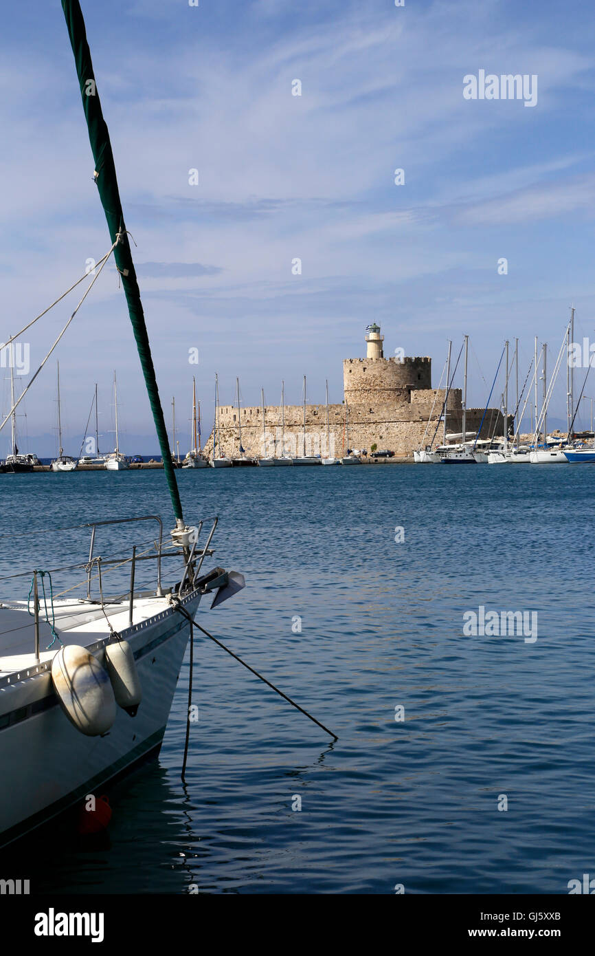 Antica Torre (faro) e la Fortezza di San Nicola in Rhodes, Grecia Foto Stock