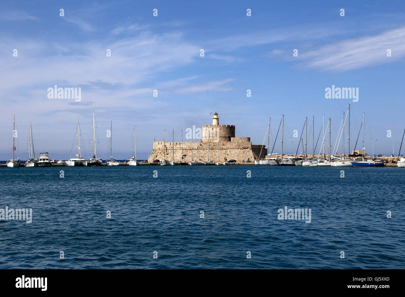 Antica Torre (faro) e la Fortezza di San Nicola in Rhodes, Grecia Foto Stock
